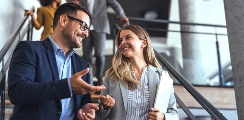 Des professionnels en réseau lors d'un salon professionnel international pour développer de nouvelles opportunités de marché pour les PME.