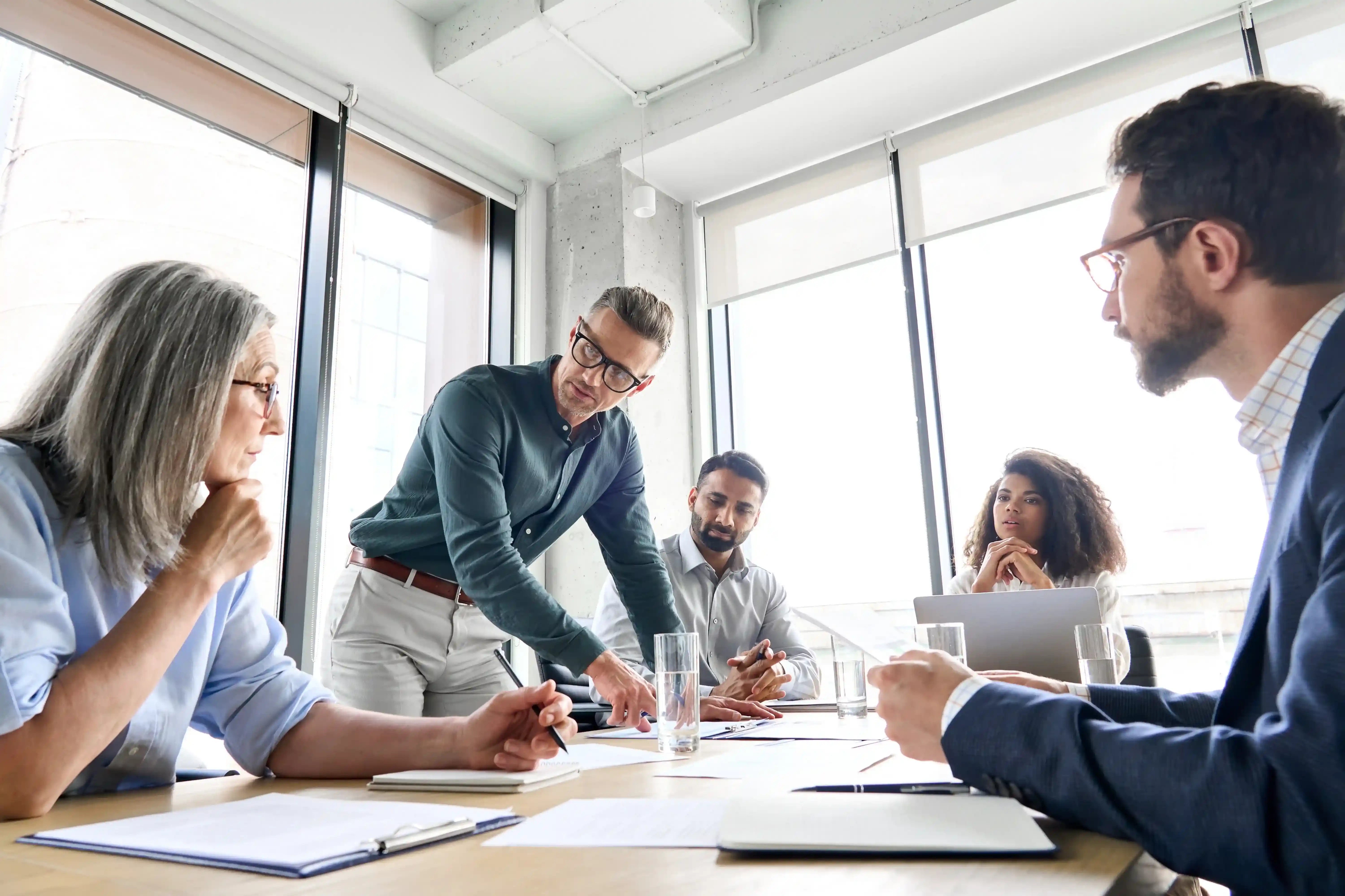 Unternehmensberater leiten ein Strategie-Meeting.