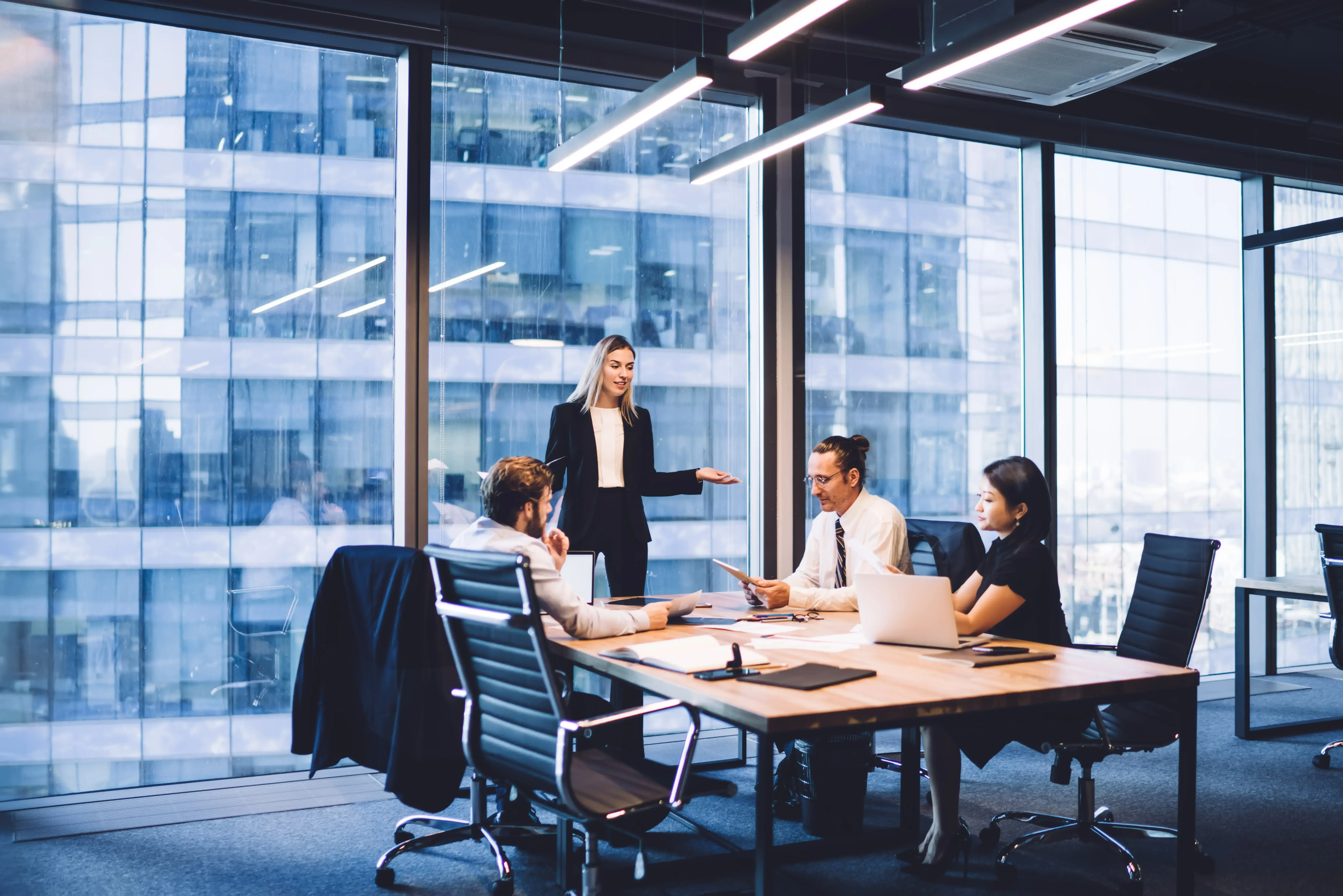 Unternehmens-Team arbeitet während eines Geschäftsstrategie-Meetings im Expandys-Büro zusammen.