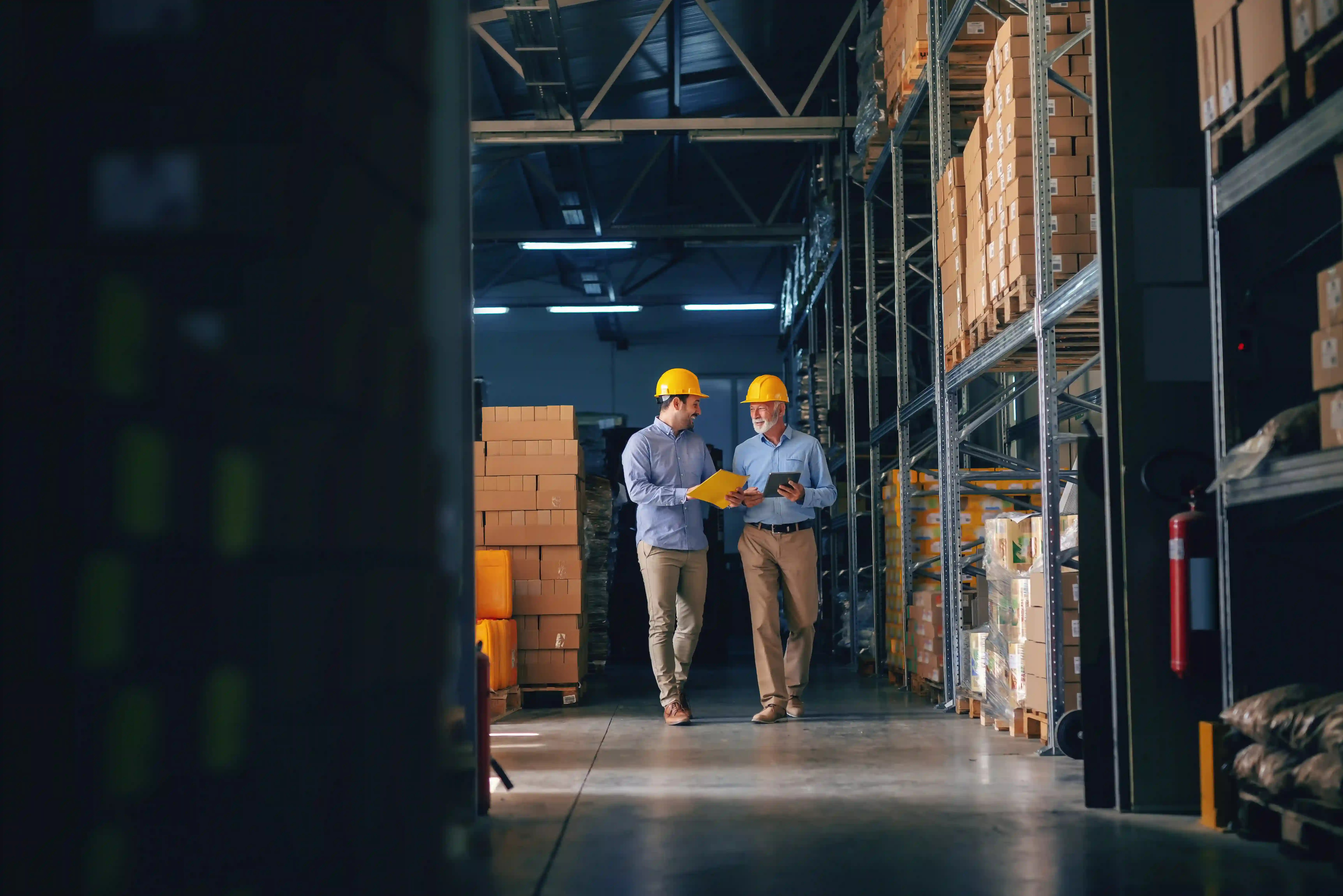 Warehouse-Logistikteam verwaltet Inventar und Lieferkettenprozesse